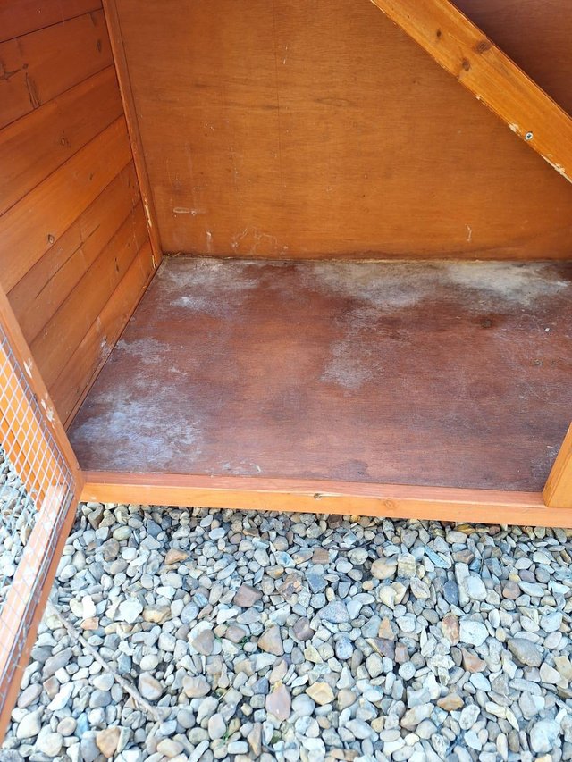 Preview of the first image of Rabbit hutch 5ft bluebell hideaway.