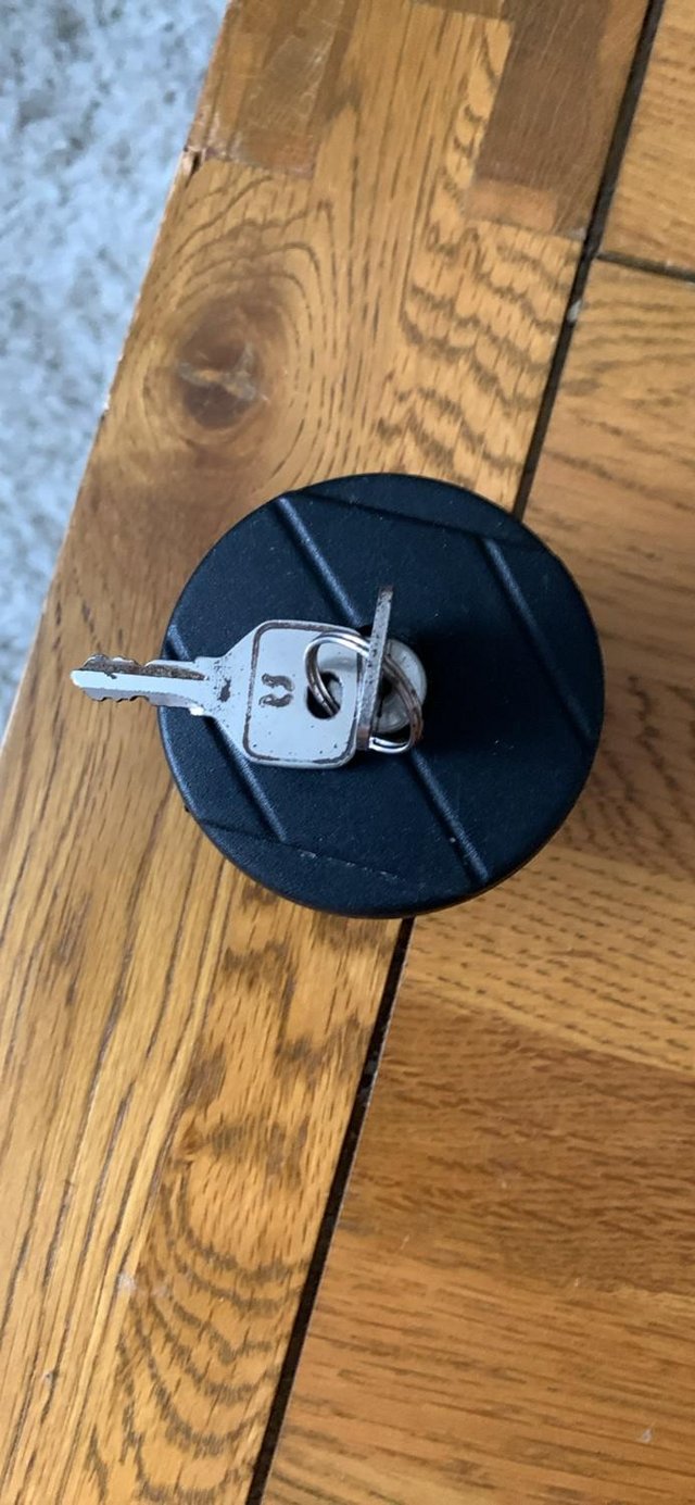 Preview of the first image of mercedes petrol cap  with 2 keys.