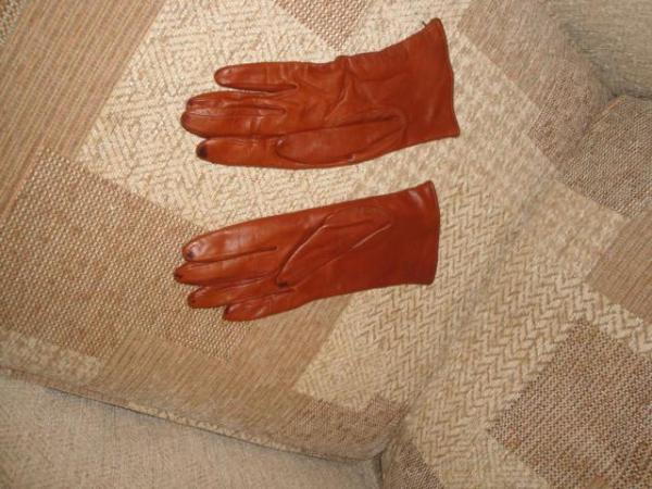 Image 2 of Tan / Brown Leather Ladies Gloves. As new but slight marks