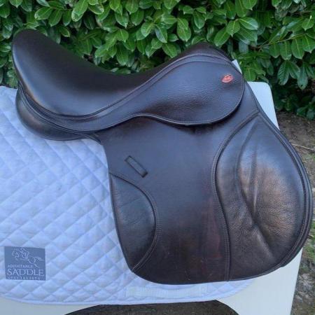 Image 5 of Kent & Masters 17.5" Low Profile Compact saddle (S2985)