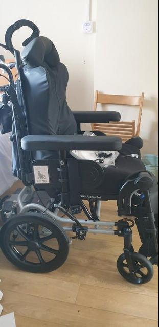 Preview of the first image of Wheelchair attendant propulsion, suitable for large adult..