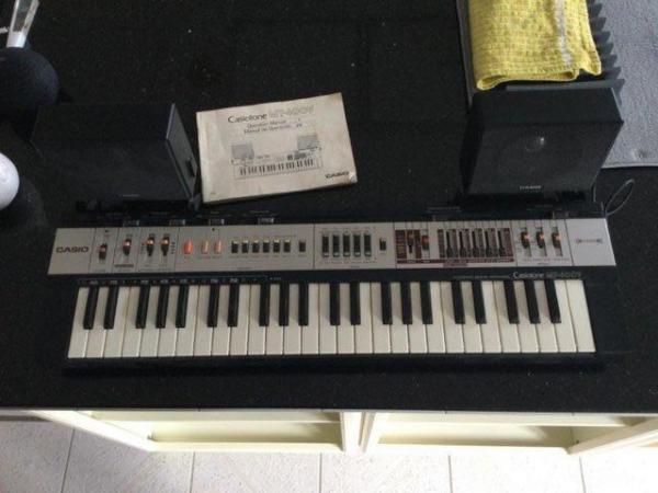 Image 1 of Casio electronic keyboard - Casiotone MT-400V