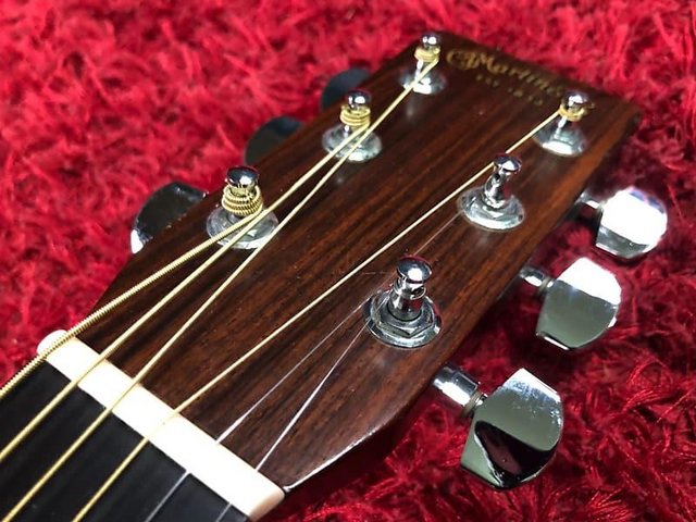 Preview of the first image of Electronic acoustic guiter ..