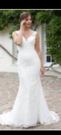 Image 2 of I ovely ivory wedding dress........