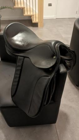 Image 3 of Black leather -Ideal Saddle .