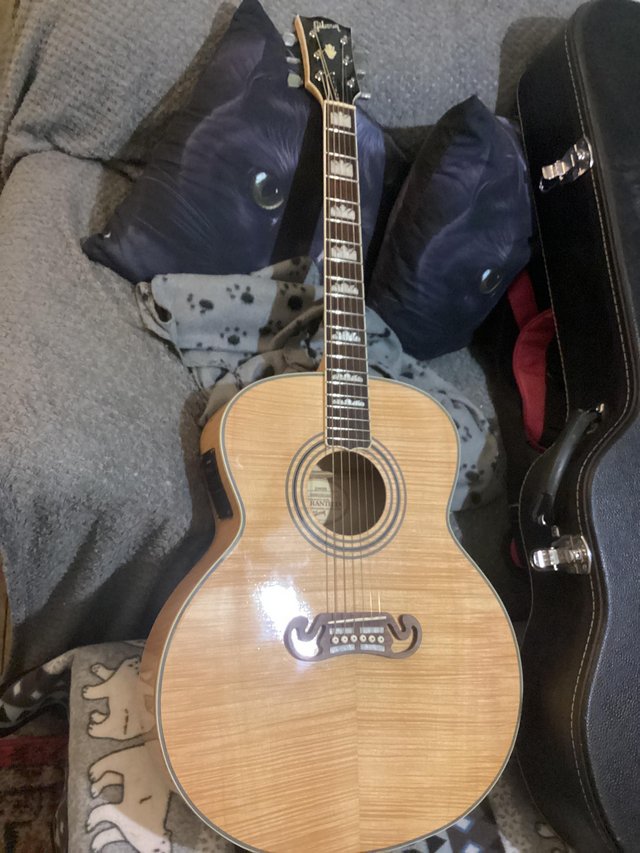 Preview of the first image of Gibson J200 with Hard case..