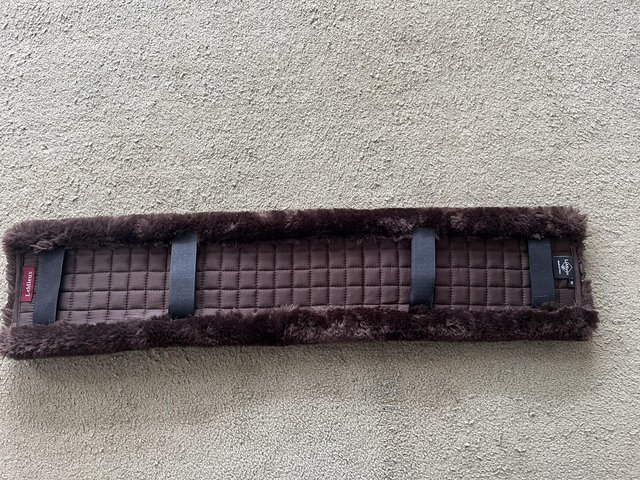 Preview of the first image of New Le Mieux girth sleeve 30” brown.