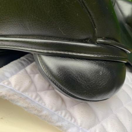 Image 17 of Kent & Masters 17.5 S-Series Dressage  Surface Block saddle