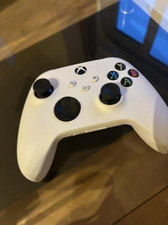 Image 2 of Xbox Series S 512GB White
