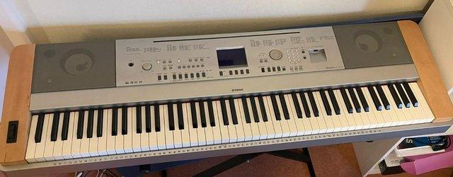 Image 2 of Yamaha DGX-640 rosewood portable grand piano keyboard