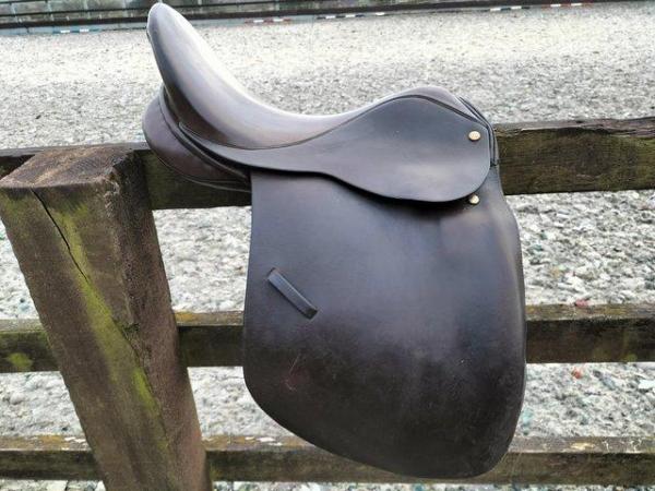 Image 3 of 16" brown English Leather Working Hunter saddle