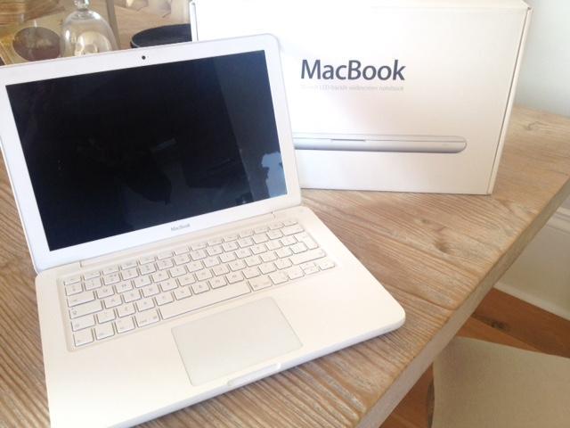 Preview of the first image of Apple Collectable Original MacBook.