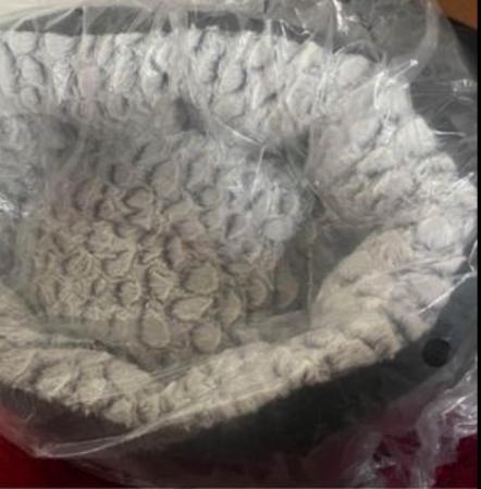 Image 4 of Grey Med/large Cat basket with fur lining