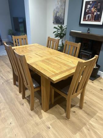 Image 1 of Solid oak dining table and 6 chairs