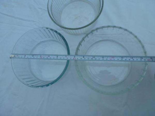 Image 2 of Three Pyrex dishes approx. seven inches in diameter