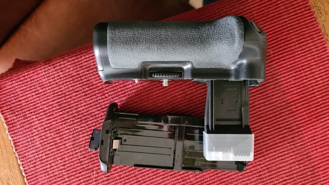 Image 3 of Battery grip for various Canon cameras