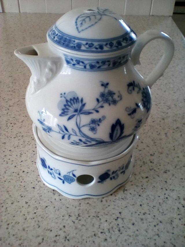 Preview of the first image of VINTAGE ZWIEBELMUSTER BLUE ONION PORCELAIN TEAPOT/WARMER.