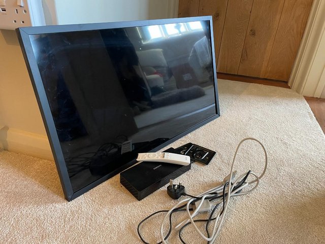 Preview of the first image of Nearly New 32" Samsung Frame TV for sale.