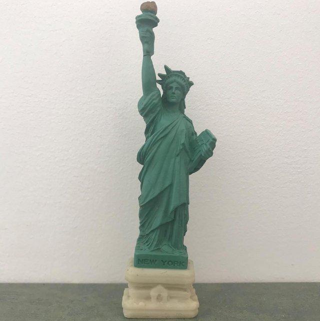 Preview of the first image of Vintage Statue of Liberty magnet..
