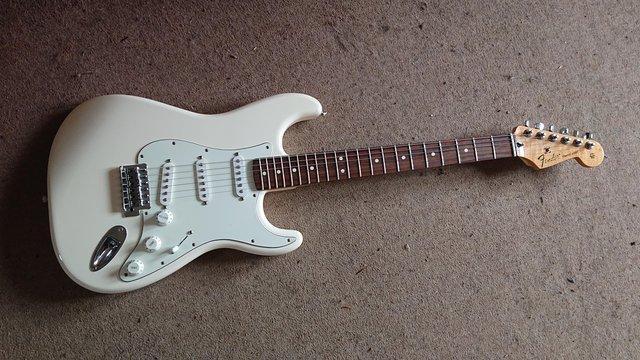 Preview of the first image of Fender Stratocaster Mexican - White/Cream.