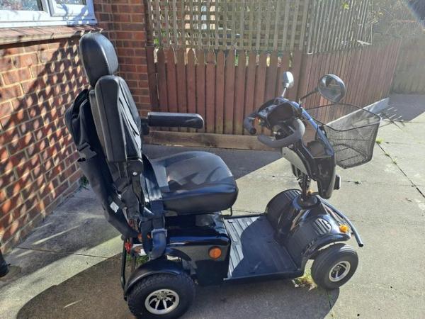 Image 3 of Freerider Mayfair Deluxe large 8mph mobility scooter £1000