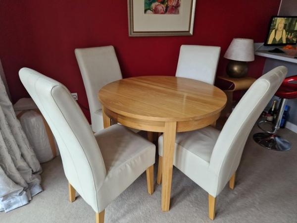 Image 1 of Oak round table and 4 leather chairs