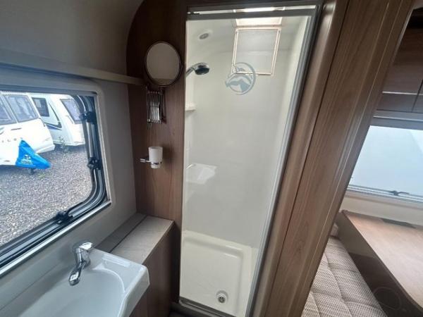 Image 10 of Bailey Unicorn Madrid 2016 3 berth caravan *end washroom*