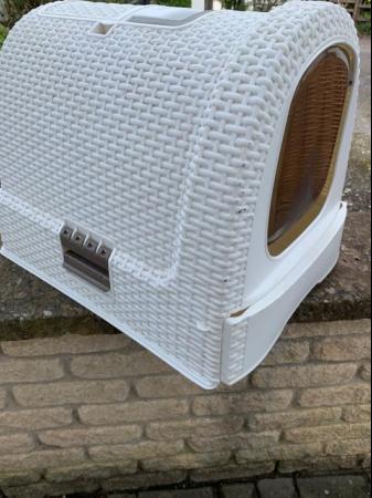 Image 1 of Curver hooded cat litter tray