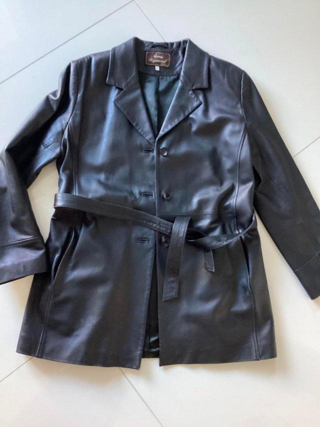 Preview of the first image of Beautiful LADIES BLACK LEATHER COAT app. SIZE 14.
