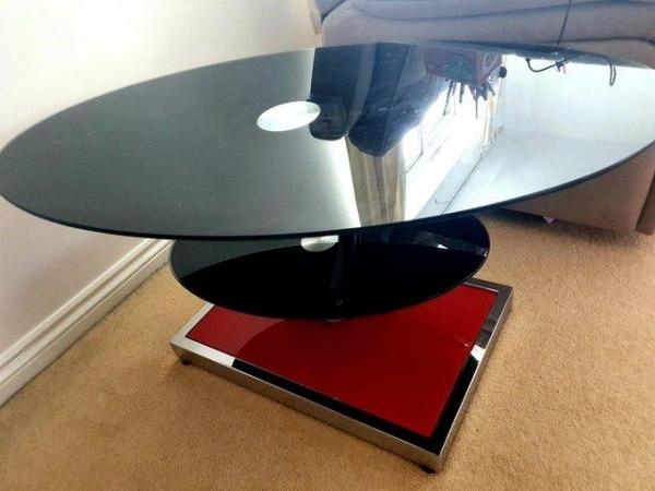 Image 1 of Oval swivel coffee table, black and red