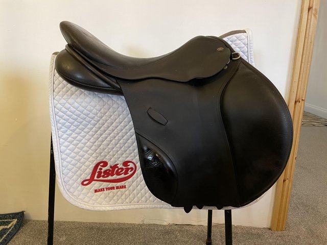 Preview of the first image of Wychanger Barton Brown 17.5” MW saddle.