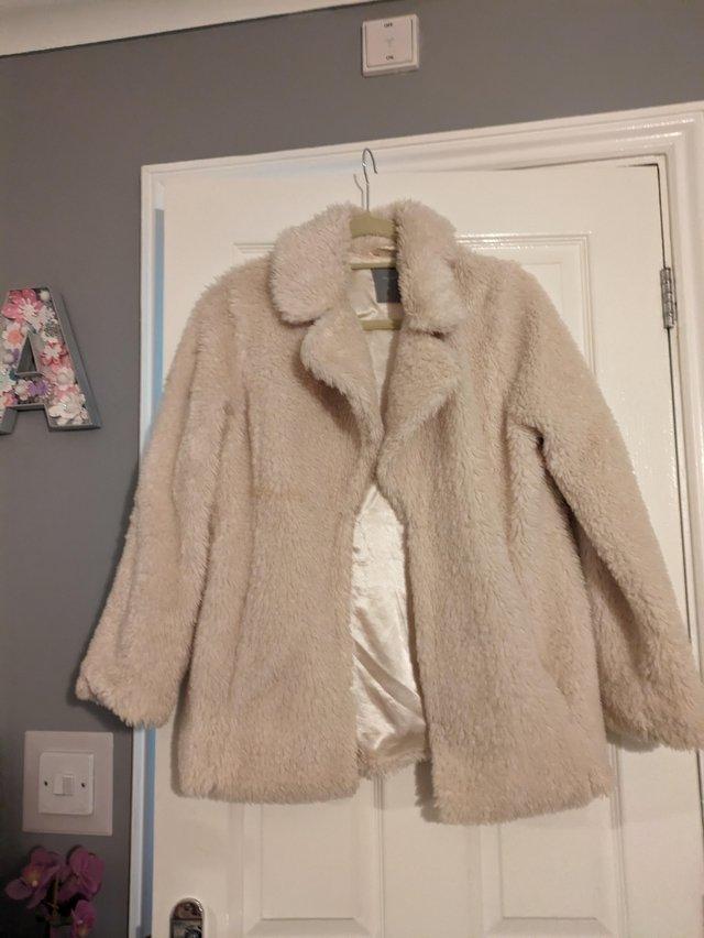Preview of the first image of Dorothy Perkins cream coat.