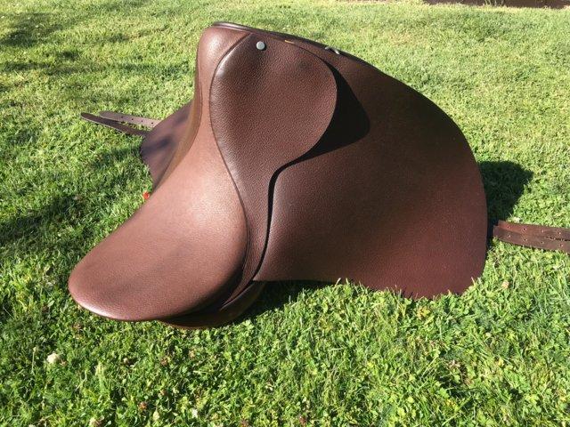 Preview of the first image of Ideal 17in Dressage Saddle, Excellent Condition.