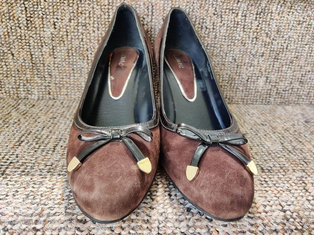 Preview of the first image of Brown leather shoes (pumps), size 5.