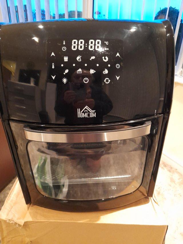 Preview of the first image of Homecom airfryer/oven new in box.
