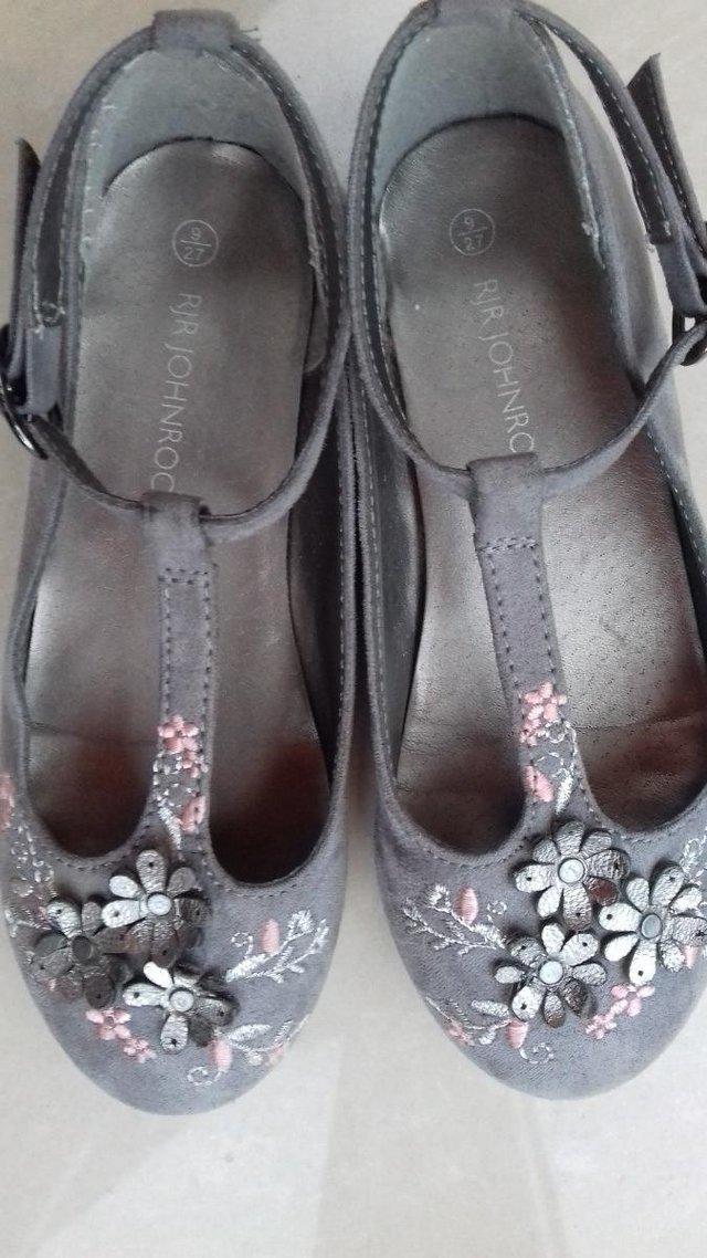 Preview of the first image of SHOES: GIRLS JOHN ROCHA SHOES SIZE 9 (27).