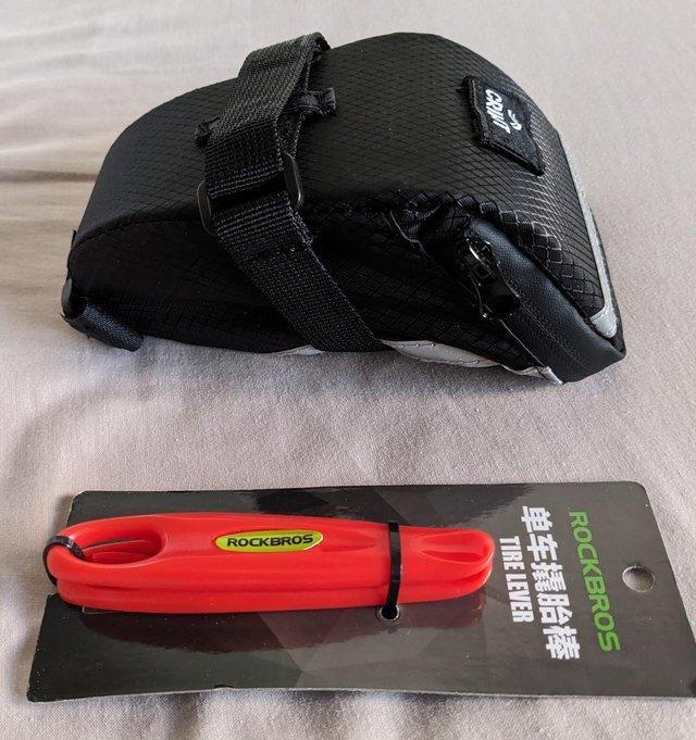 Preview of the first image of Bike saddle + tire levers (new).