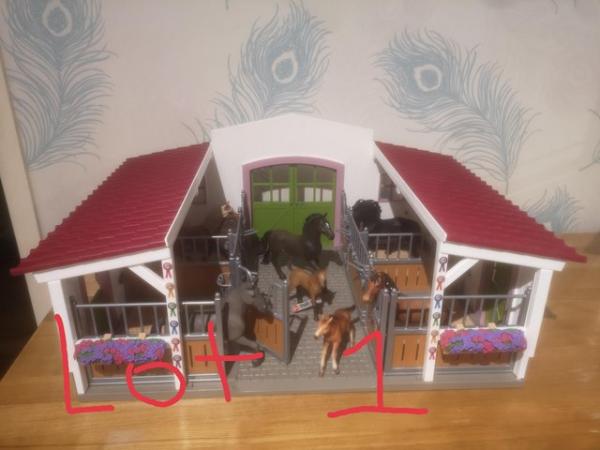 Image 3 of Schleich horse stables with horses.