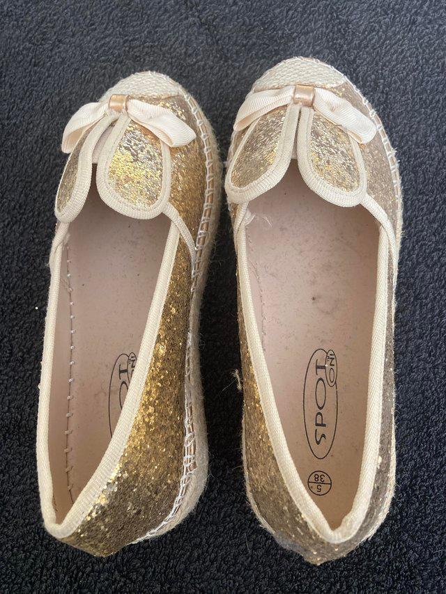 Preview of the first image of LADIES SPOT ON GOLD/CREAM CASUAL SHOES SIZE 5/38.