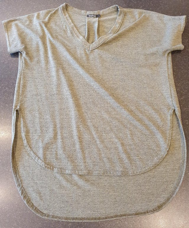 Preview of the first image of Boohoo khaki t-shirt size L.