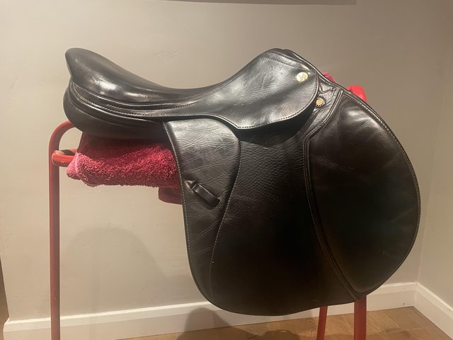 Preview of the first image of Prestige Paris close contact jump saddle M 17”.
