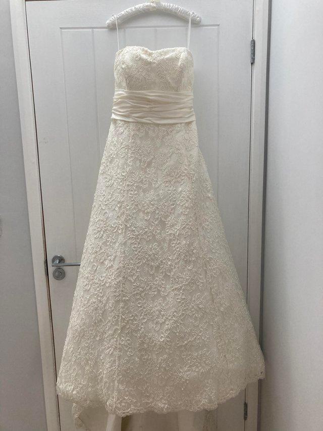 Preview of the first image of Fully detailed lace a-line wedding dress small / 8.
