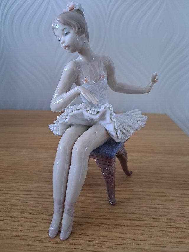 Preview of the first image of Lladro Recital figurine 010.05496.