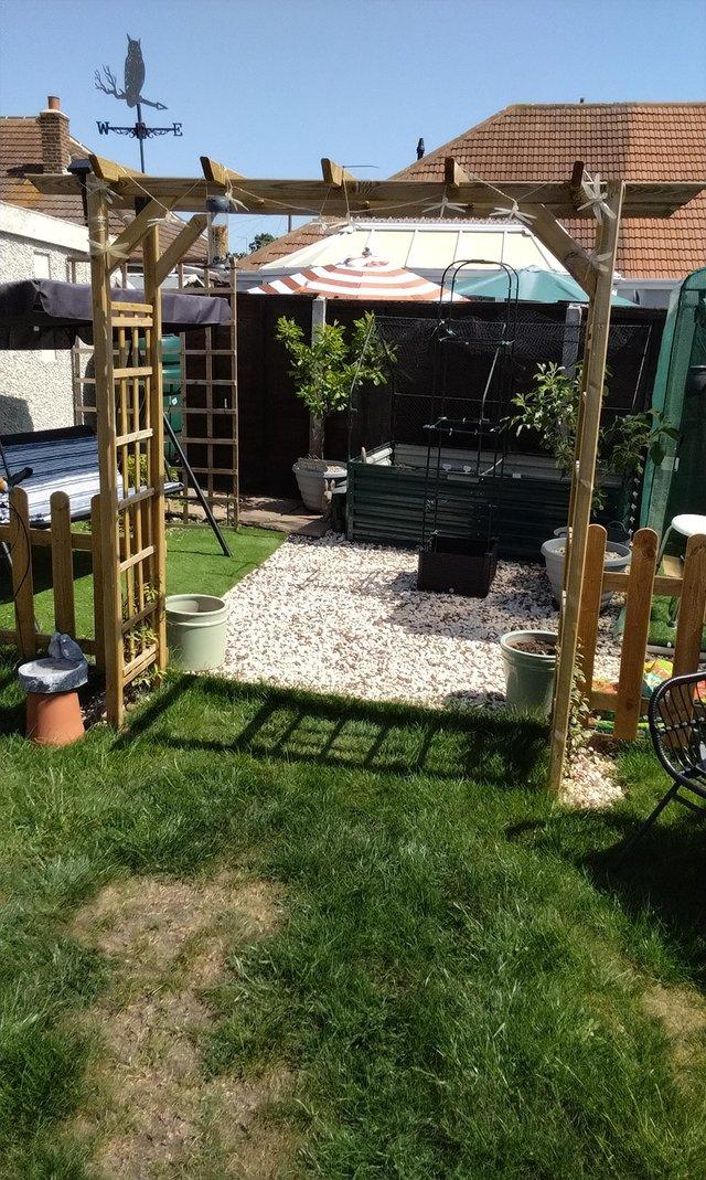 Wooden garden arch brand new — photo 2 of 2