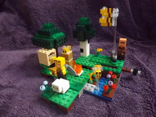 Image 2 of Lego Minecraft The Bee Farm Retired Set