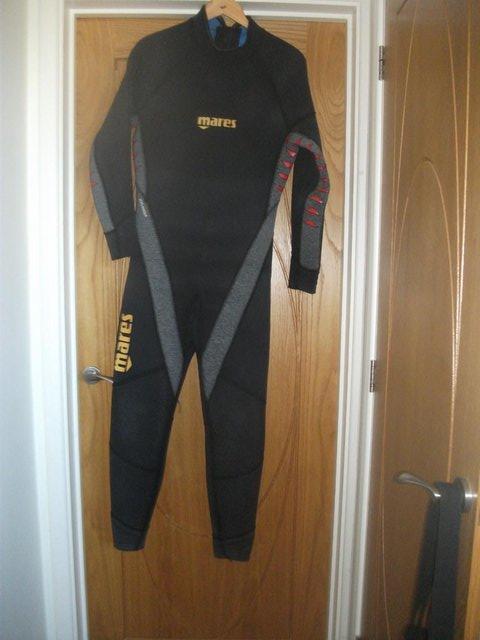 Preview of the first image of MENS MARES WEST SUIT 5mm (excellent condition).
