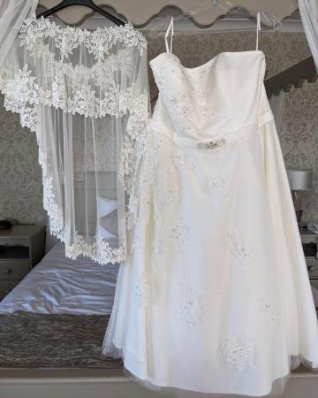 Image 2 of Beautiful Bridal Dress with Elegant Shawl size 20