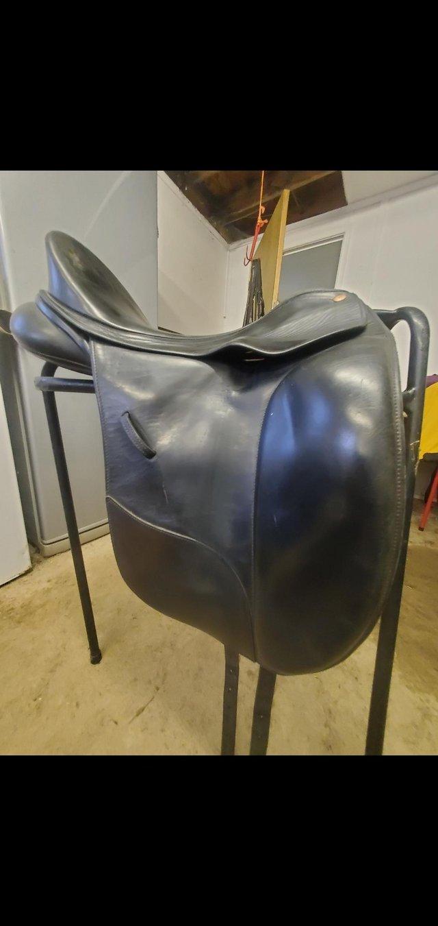 Preview of the first image of 16.5 inch isabelle bates black leather  dressage saddle.