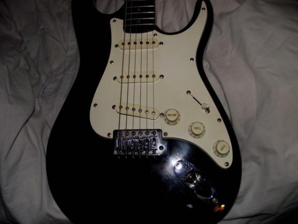 Image 2 of eletric guitar peavey black