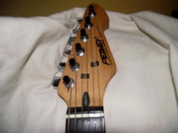 Image 3 of eletric guitar peavey black